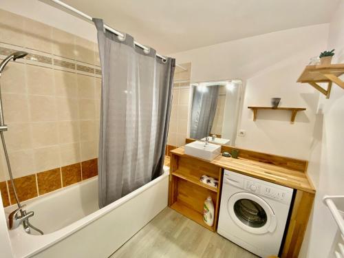 une salle de bain avec une machine à laver et un lavabo dans l'établissement Le Dolto bright for 4 people, à Poitiers