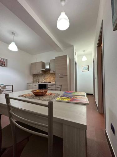 a kitchen with a table and chairs in a room at Melinda e Marlene in Ioppolo