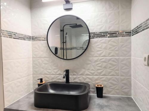 une salle de bain avec un lavabo noir et un miroir dans l'établissement Studio 4 couchages CAP D'AGDE CT800-070, au Cap d'Agde