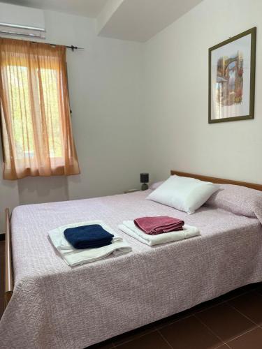a bedroom with a bed with towels on it at Melinda e Marlene in Ioppolo