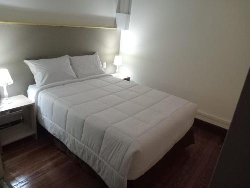 เตียงในห้องที่ Colville Hospedaje, a 1 cuadra de la plaza mayor de lima