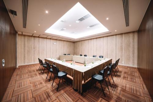 a large conference room with a long table and chairs at Real Marina Hotel & Spa in Olhão