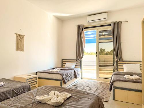 Postel nebo postele na pokoji v ubytování Sea Breeze Dahab