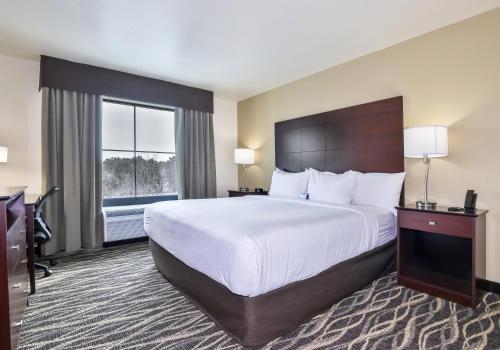 Cobblestone Hotel & Suites - Rhinelanderにあるベッド