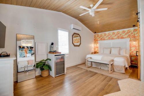 een slaapkamer met een bed en een plafondventilator bij Custom House Inn All in Key West