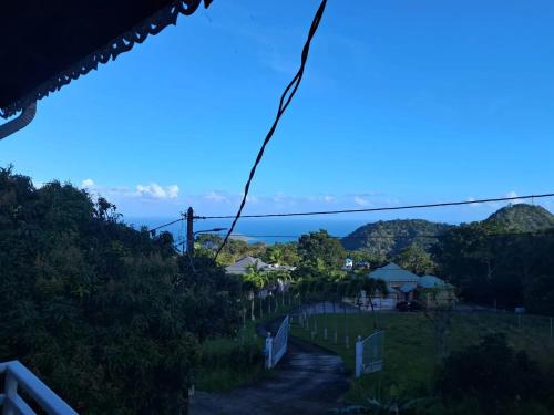 a view of the ocean from a house at Maison familiale à Deshaies, 80 m² avec jardin in Caféière
