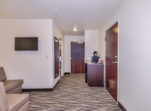 Cobblestone Hotel & Suites - Rhinelanderにあるテレビまたはエンターテインメントセンター
