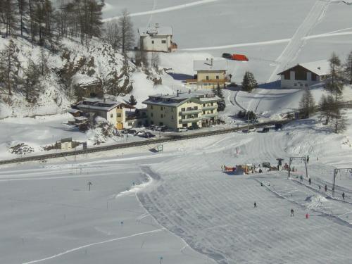 a group of people skiing down a snow covered slope at Reschnerhof in Resia