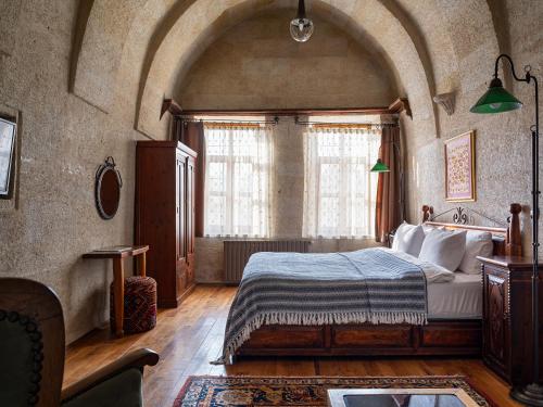 Giường trong phòng chung tại Aza Cave Cappadocia Adult Hotel