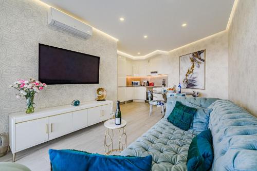 Sunset Bliss - Ocean View Penthouse - Heated Pool, Lounge Area, AC
