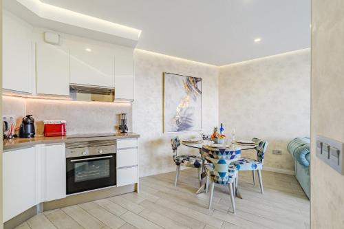 Sunset Bliss - Ocean View Penthouse - Heated Pool, Lounge Area, AC