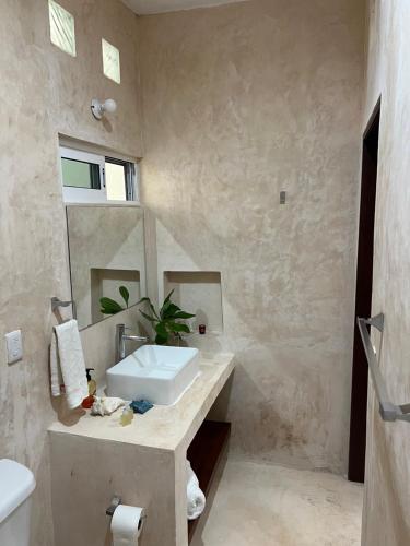 un baño con lavabo y espejo en Villa Cayetano, en Mahahual