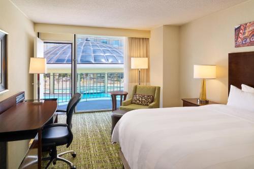 Ένα ή περισσότερα κρεβάτια σε δωμάτιο στο Marriott Chicago O’Hare