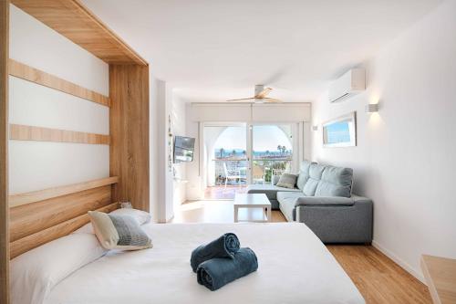 Postel nebo postele na pokoji v ubytování Estudio moderno con terraza y vistas al Mar