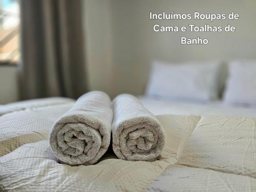 a pair of towels sitting on top of a bed at Casa 3quartos sinuca prox Paraguai e Itaipu in Foz do Iguaçu