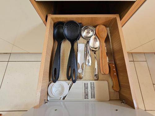 a drawer filled with utensils in a box at Casa 3quartos sinuca prox Paraguai e Itaipu in Foz do Iguaçu