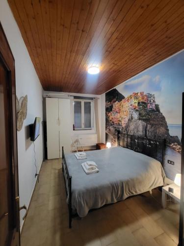 a bedroom with a bed with a painting on the wall at Da Pietro e Sandra in La Spezia