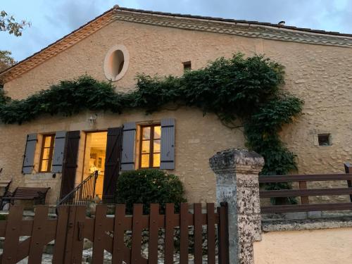 une maison avec une clôture devant dans l'établissement Wisteria House, à Douzillac