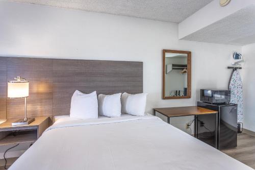 Katil atau katil-katil dalam bilik di Coastal Breeze Inn