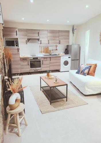 un salon avec un canapé et une table dans l'établissement L'Esprit Bohème, à Vitré