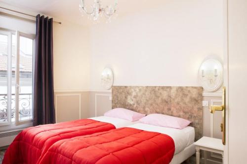 Una cama o camas en una habitación de Bastille Hostel