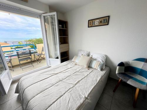 une chambre avec un lit et une vue sur un balcon dans l'établissement Cozy nest sea view, à Les Sables-dʼOlonne