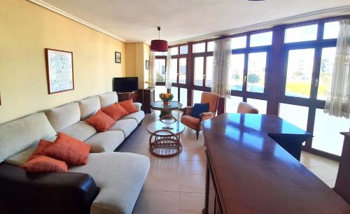 Piso grande en LLANES con garaje في يانس: غرفة معيشة بها أريكة وطاولة