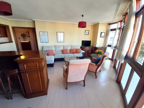 Piso grande en LLANES con garaje في يانس: غرفة معيشة بها أريكة وطاولة