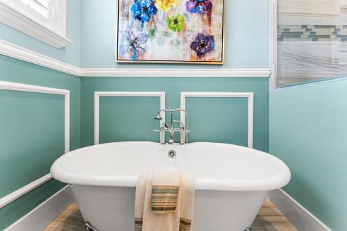 a bathroom with blue walls and a white sink at Close to the Beach, Heated Pool and Spa - Sweet Carolina - Roelens in Fort Myers Beach