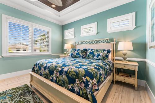 a bedroom with blue walls and a bed and a table at Close to the Beach, Heated Pool and Spa - Sweet Carolina - Roelens in Fort Myers Beach