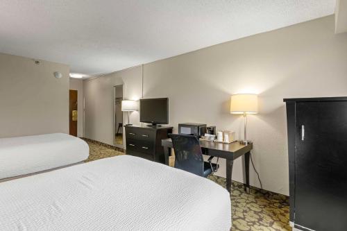 Letto o letti in una camera di Red Lion Hotel Charlotte