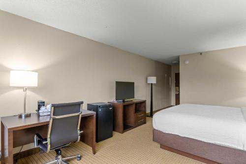Letto o letti in una camera di Red Lion Hotel Charlotte