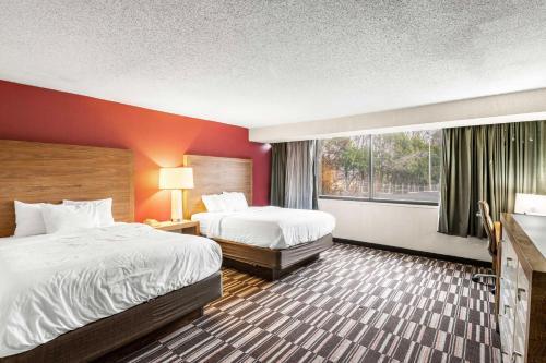 Letto o letti in una camera di Red Lion Hotel Charlotte