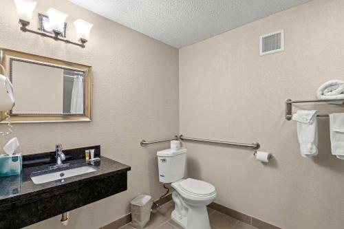 un bagno con un water e un lavandino di Red Lion Hotel Charlotte a Charlotte