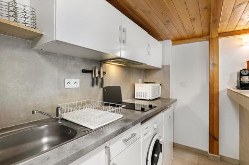 a kitchen with a sink and a dishwasher at Magnifique studio Hypercentre Trains Plages au cœur de Golfe-Juan in Golfe-Juan