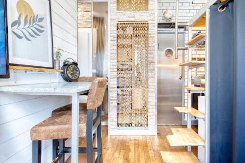 un bureau avec un bureau et des chaises dans l'établissement Le Capitaine - Gare SNCF - Quartier calme, à Angers