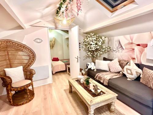 un salon avec un canapé et une table dans l'établissement Romantique Appartement 10 min from Paris, à Vitry-sur-Seine