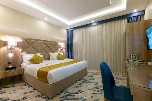 a hotel room with a bed and a tv at ماس للشقق المخدومة الفاخرة in Jeddah