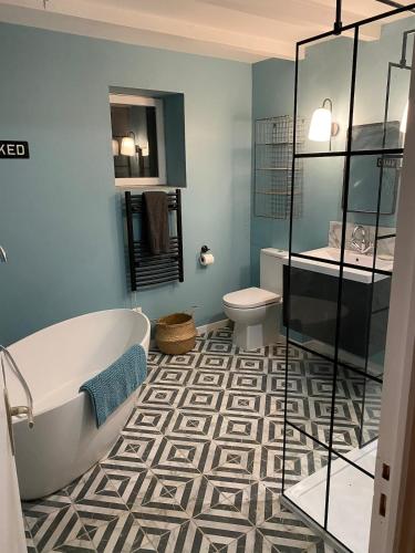une salle de bain avec baignoire et toilettes dans l'établissement Stunning Maison du Maitre near Cognac private pool, à Haimps