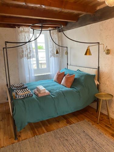une chambre avec un lit avec une couette bleue dans l'établissement Stunning Maison du Maitre near Cognac private pool, à Haimps