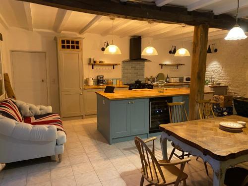 Η κουζίνα ή μικρή κουζίνα στο Stunning Maison du Maitre near Cognac private pool