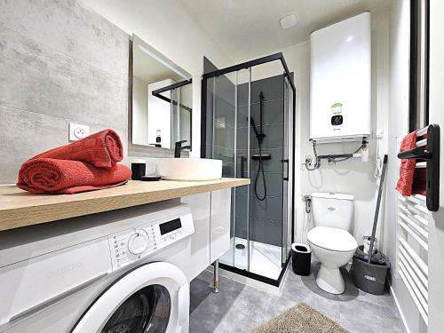 une salle de bain avec machine à laver et toilettes dans l'établissement Le Briand - Studio pour 2 personnes - Climatisation - Fibre internet - 5 min à pied de la gare et du centre-ville - Places de stationnements gratuites sur toute l'avenue, à Montauban