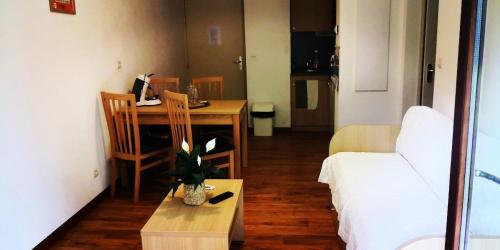 un salon avec une table et un canapé dans l'établissement Chez Soso, à Luchon