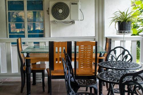 ein Esszimmer mit Tisch und Stühlen in der Unterkunft PRI Studio Apartment in Arnos Vale