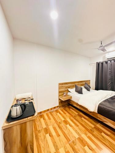a bedroom with a bed and a stove in it at K7 Hotel & Restaurant in Rānchī