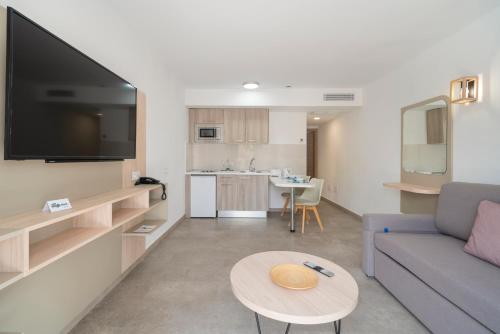 salon z kanapą i stołem w obiekcie Apartamentos Santa Rosa w Costa Teguise