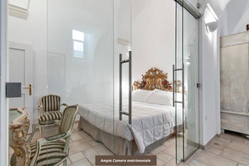 レッチェにあるAntoglietta 19 Suite & Apartment - Lecce Selectionのベッドルーム1室(ガラス張りのベッド1台付)