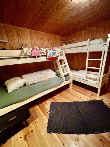 Μία ή περισσότερες κουκέτες σε δωμάτιο στο Cosy family cabin in Trysil