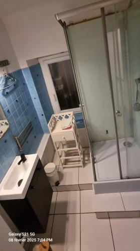 une salle de bain avec une douche, un lavabo et des toilettes dans l'établissement Hâvre de paix, à Broons