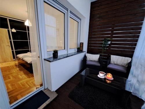 Pokój z oknem z kanapą i stołem w obiekcie Friday Apartments w Zagrzebiu
